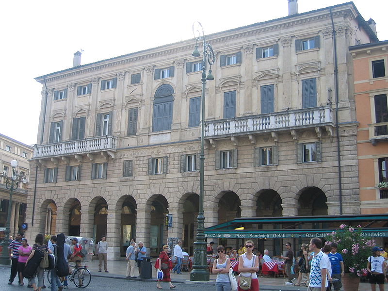 800px-Palazzo_Ottolini,_piazza_Bra